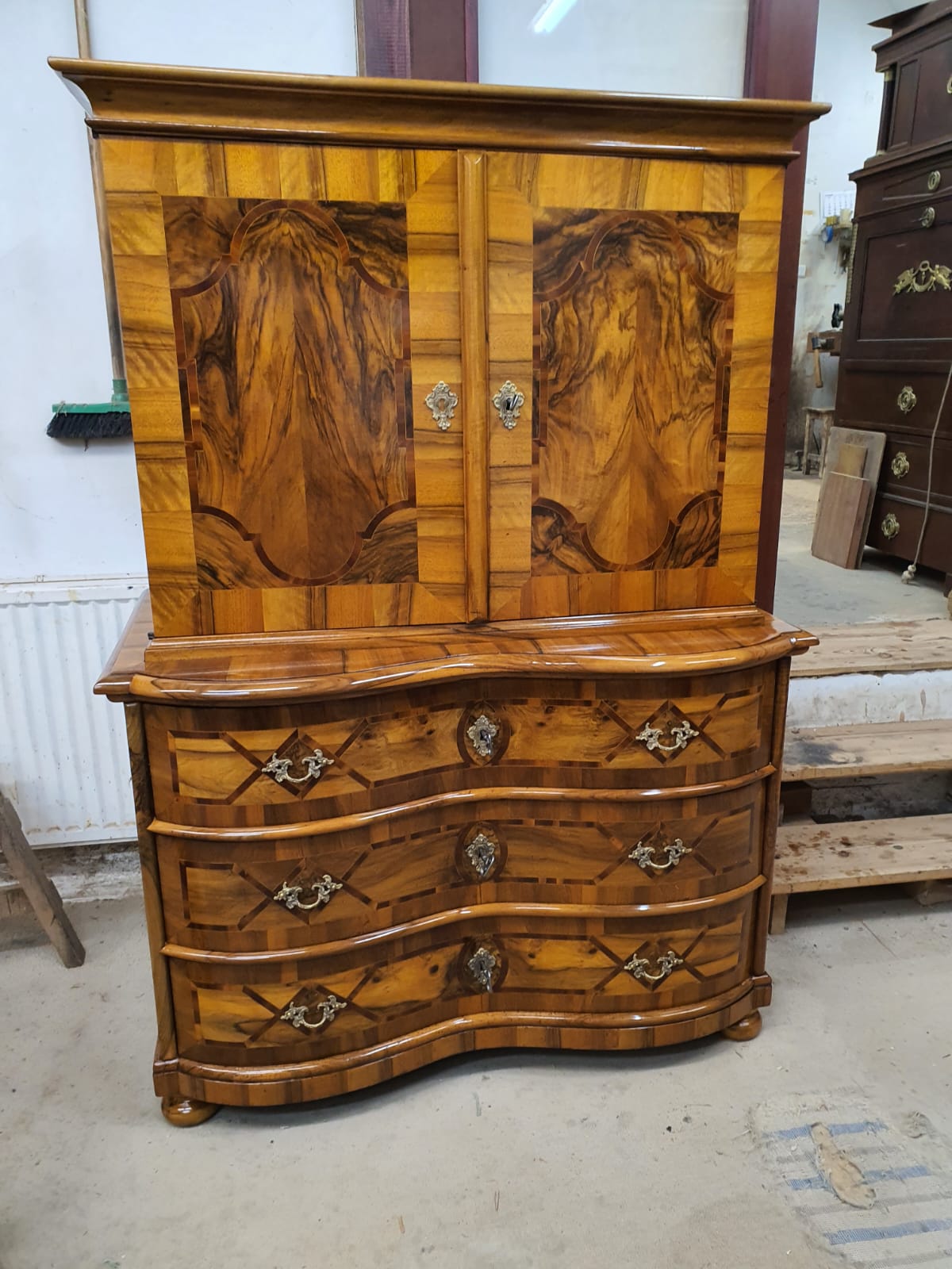 Barocke Aufsatzkommode in Nussbaum intarsiert um 1760