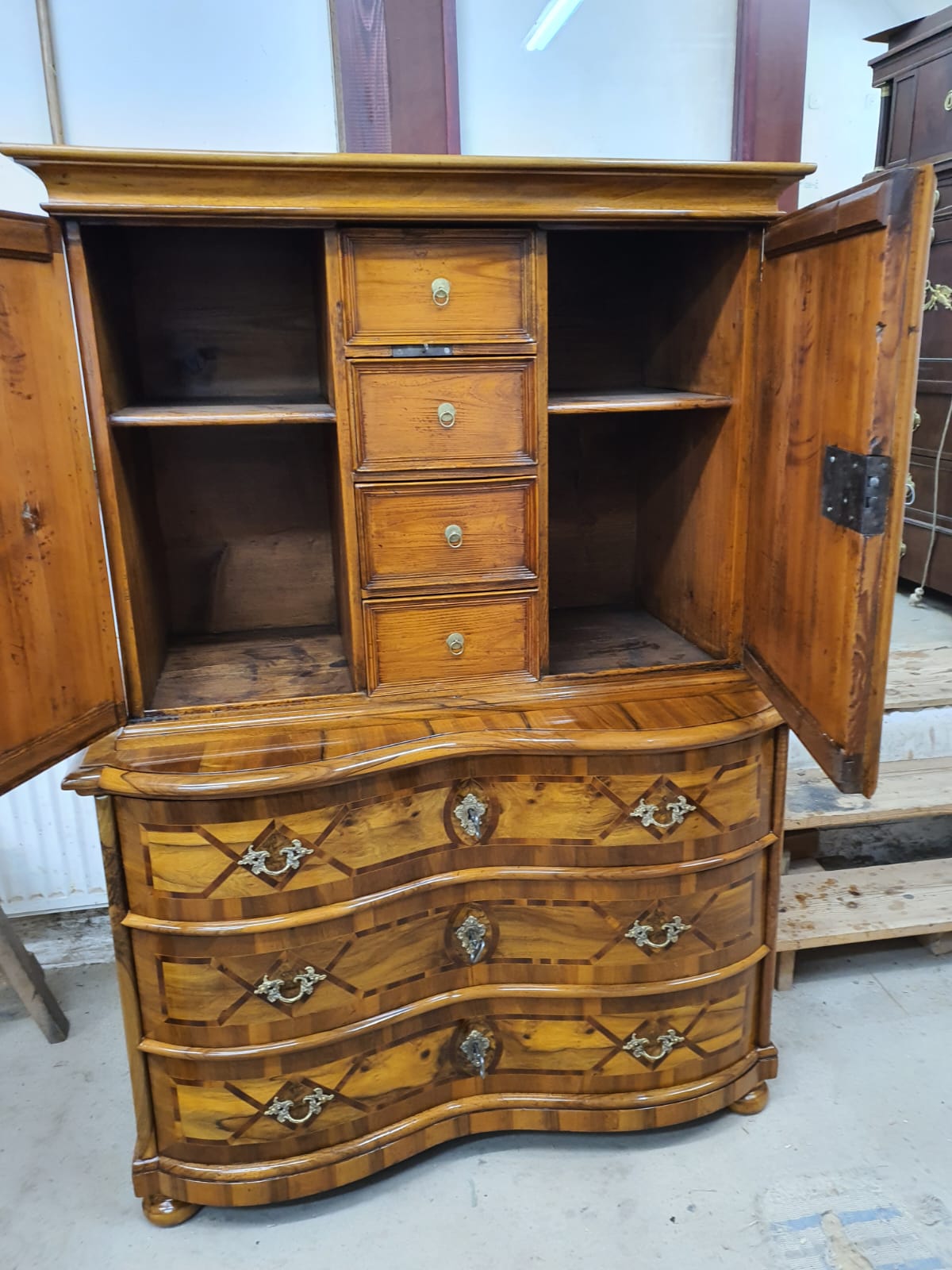 Barocke Aufsatzkommode in Nussbaum intarsiert um 1760