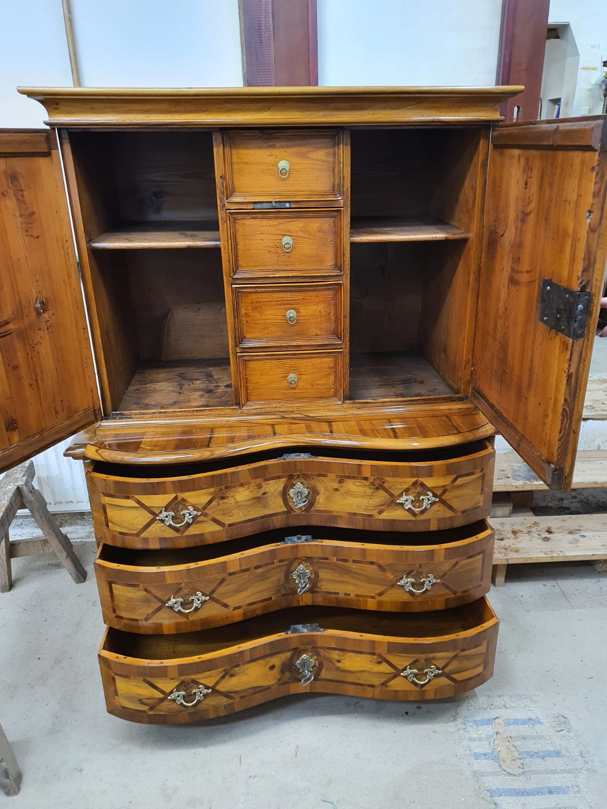 Barocke Aufsatzkommode in Nussbaum intarsiert um 1760