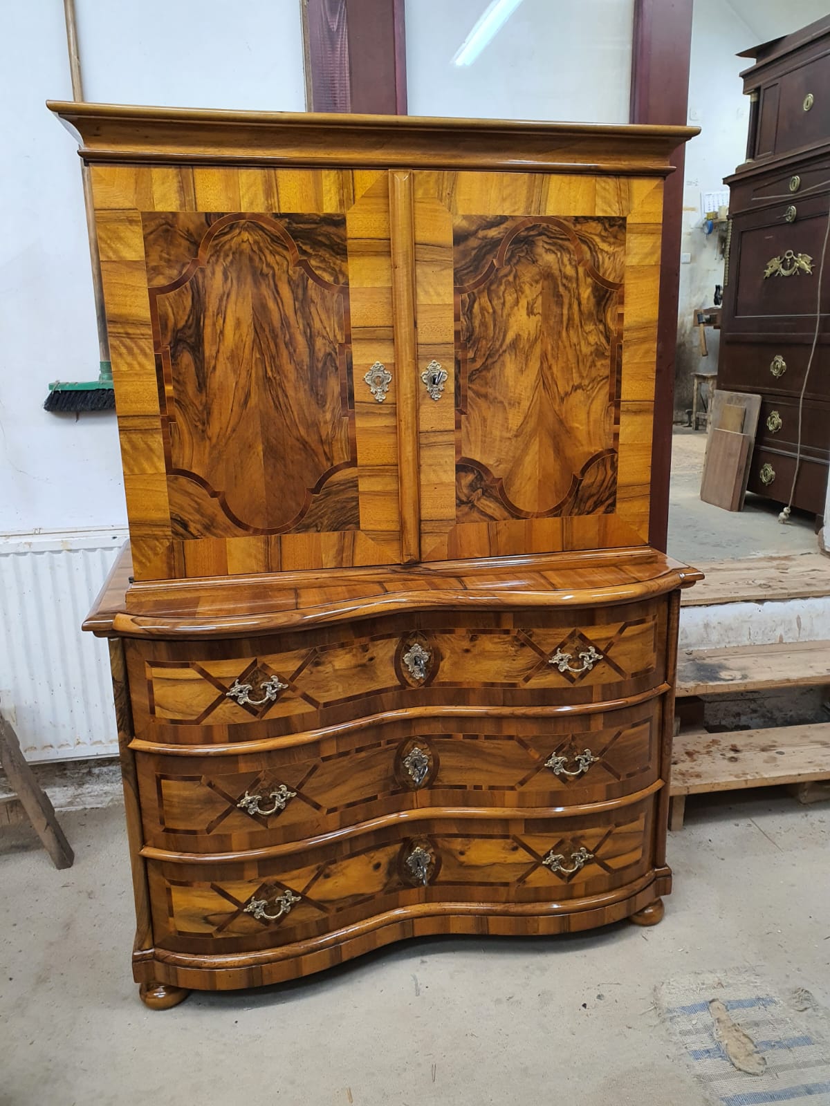 Barocke Aufsatzkommode in Nussbaum intarsiert um 1760