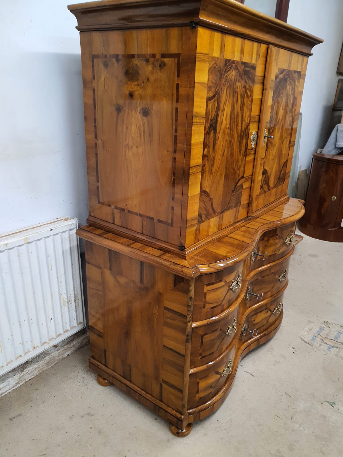 Barocke Aufsatzkommode in Nussbaum intarsiert um 1760