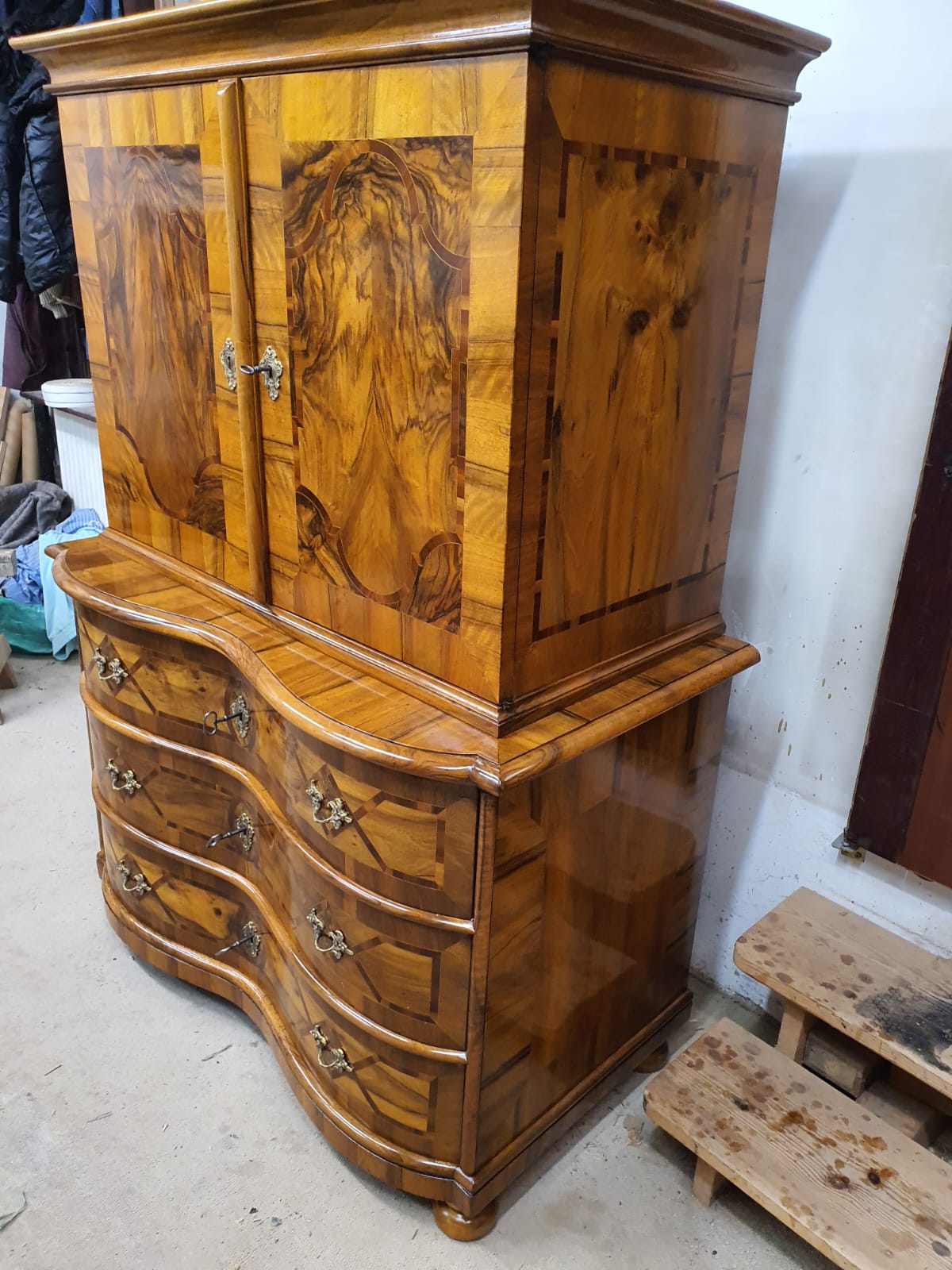 Barocke Aufsatzkommode in Nussbaum intarsiert um 1760