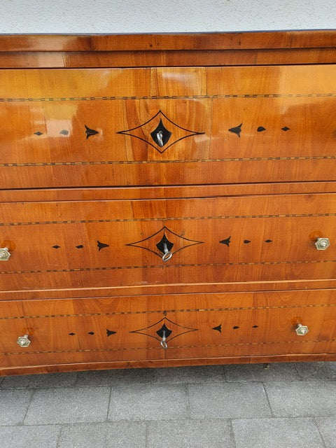 Louis Seizekommode in Kirschbaum um 1800