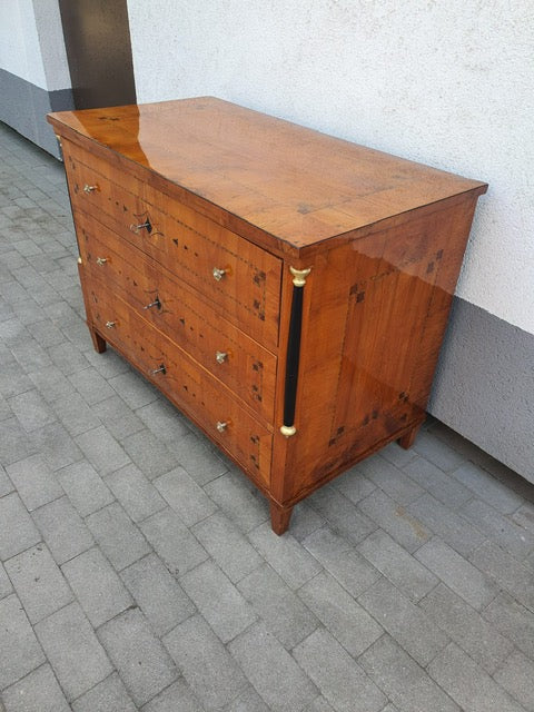 Louis Seizekommode in Kirschbaum um 1800