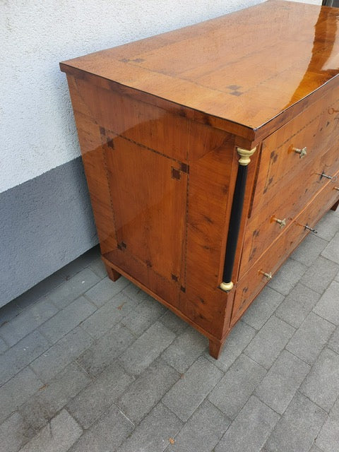 Louis Seizekommode in Kirschbaum um 1800