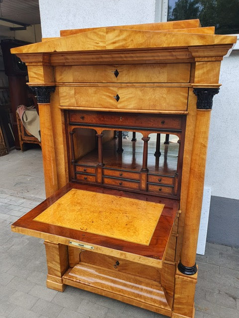 Biedermeier Sekretär mit Vollsäulen in Birke um 1820