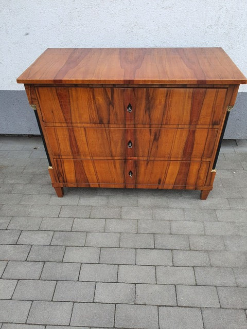 Seltene Biedermeierkommode in Apfel furniert mit Halbsäulen um 1820
