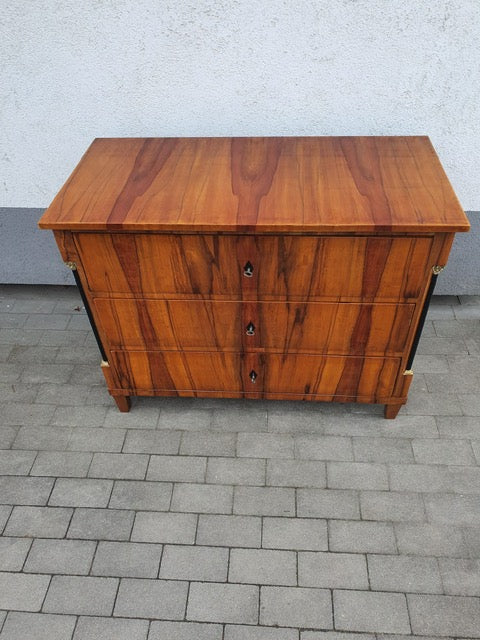 Seltene Biedermeierkommode in Apfel furniert mit Halbsäulen um 1820