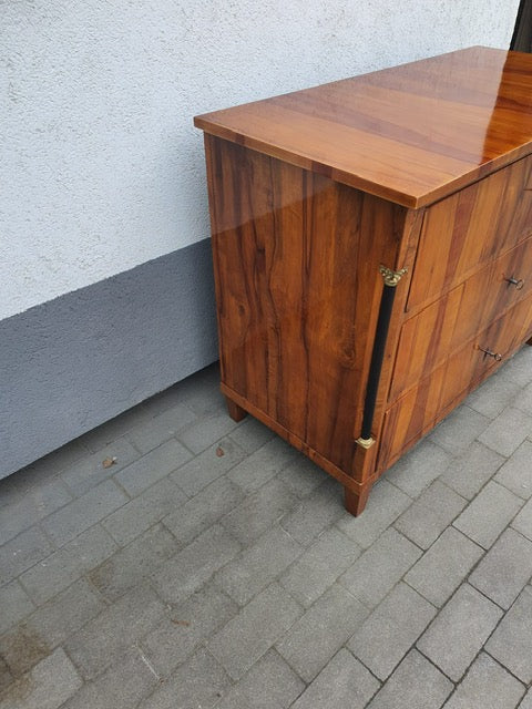 Seltene Biedermeierkommode in Apfel furniert mit Halbsäulen um 1820