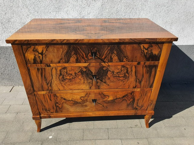 Elegante Biedermeierkommode in Nussbaum um 1830