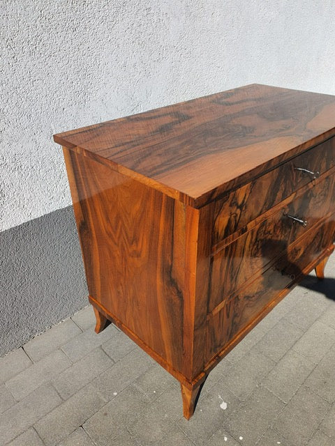 Elegante Biedermeierkommode in Nussbaum um 1830