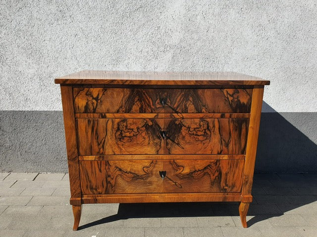 Elegante Biedermeierkommode in Nussbaum um 1830