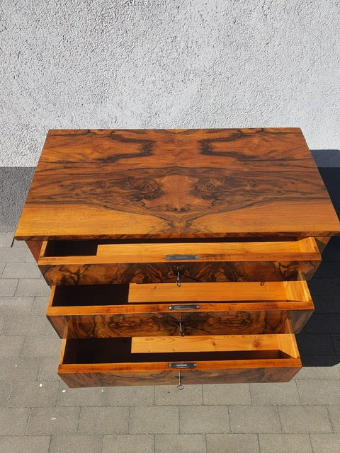 Elegante Biedermeierkommode in Nussbaum um 1830