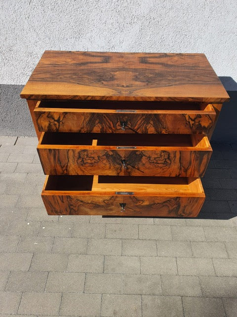 Elegante Biedermeierkommode in Nussbaum um 1830