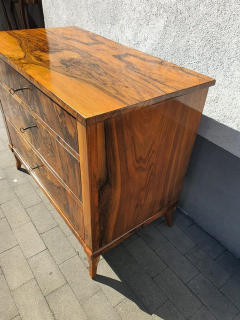 Elegante Biedermeierkommode in Nussbaum um 1830