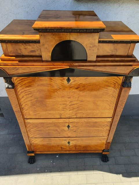 Höfischer Biedermeier Sekretär in Birke um 1815