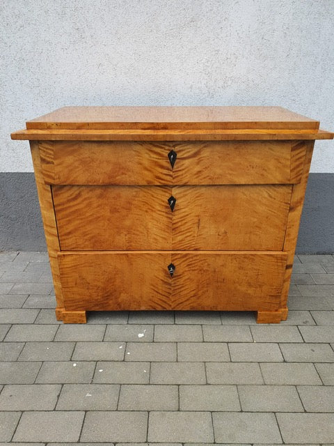 Biedermeierkommode in Birke um 1830