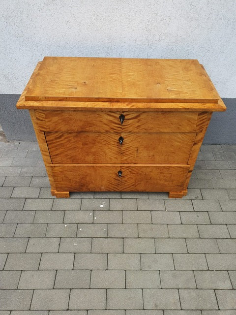 Biedermeierkommode in Birke um 1830