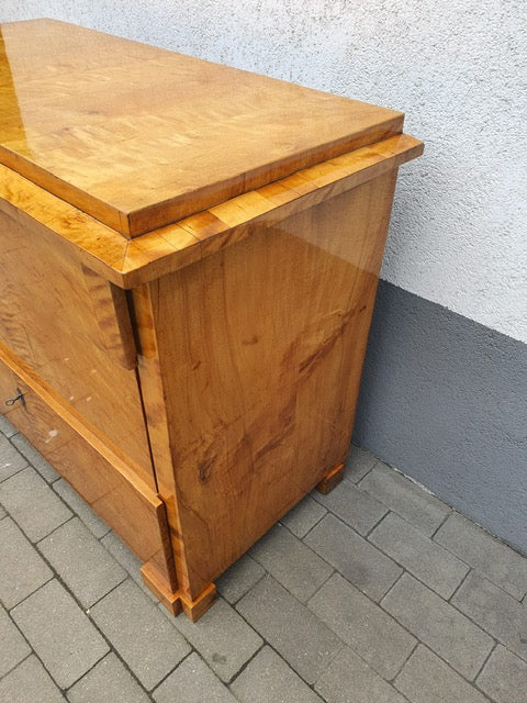 Biedermeierkommode in Birke um 1830