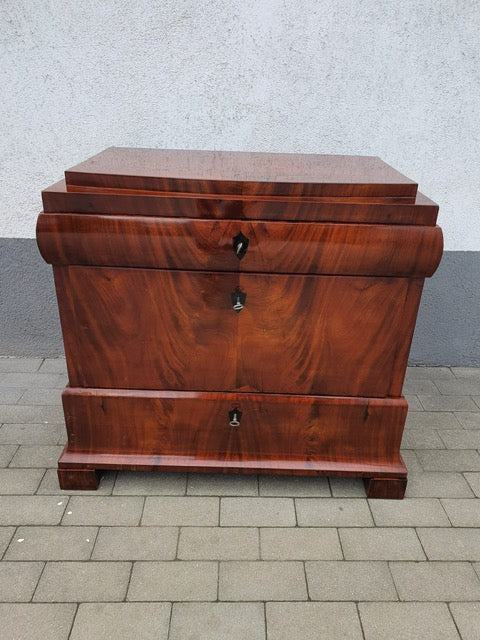 Seltene Biedermeierkommode in Mahagoni um 1830