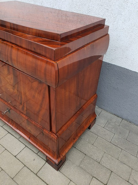 Seltene Biedermeierkommode in Mahagoni um 1830