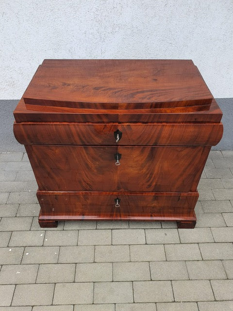 Seltene Biedermeierkommode in Mahagoni um 1830