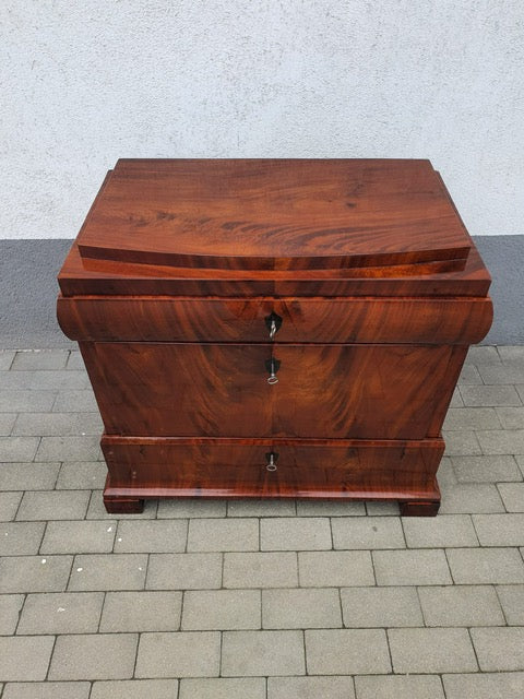 Seltene Biedermeierkommode in Mahagoni um 1830