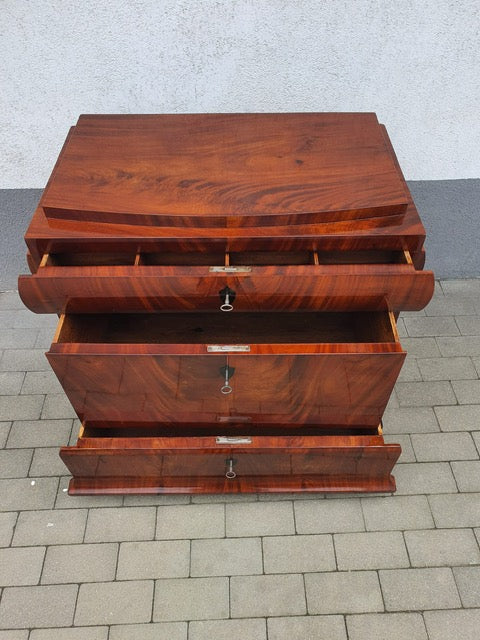 Seltene Biedermeierkommode in Mahagoni um 1830