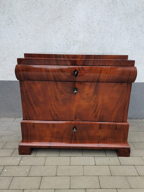 Seltene Biedermeierkommode in Mahagoni um 1830