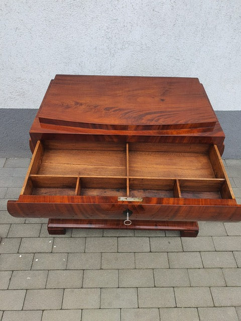 Seltene Biedermeierkommode in Mahagoni um 1830
