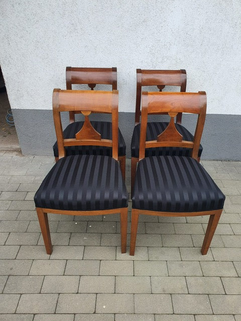 Biedermeier Stühle in Nussbaum um 1830