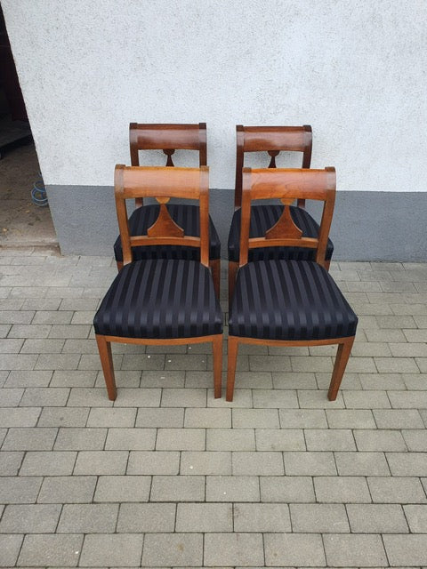 Biedermeier Stühle in Nussbaum um 1830
