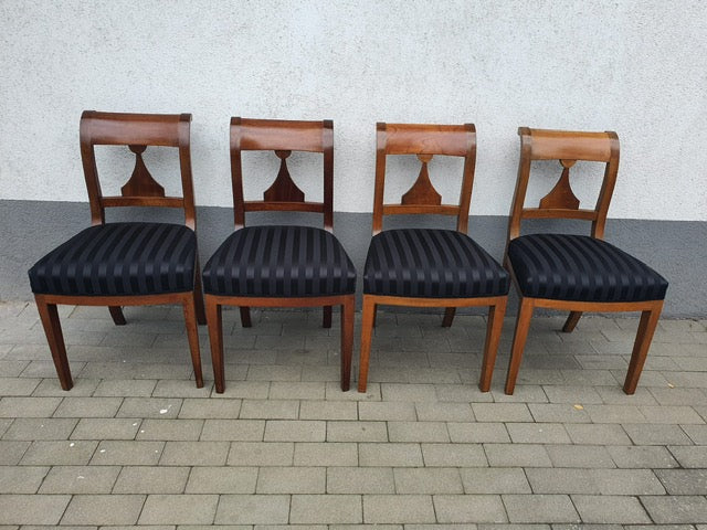 Biedermeier Stühle in Nussbaum um 1830