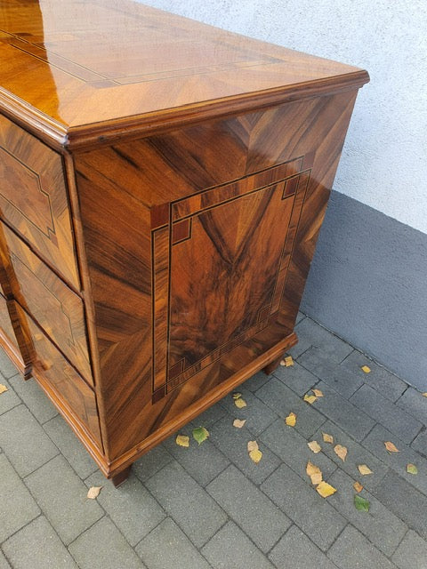 Louis Seizekommode in Nussbaum intarsiert um 1790