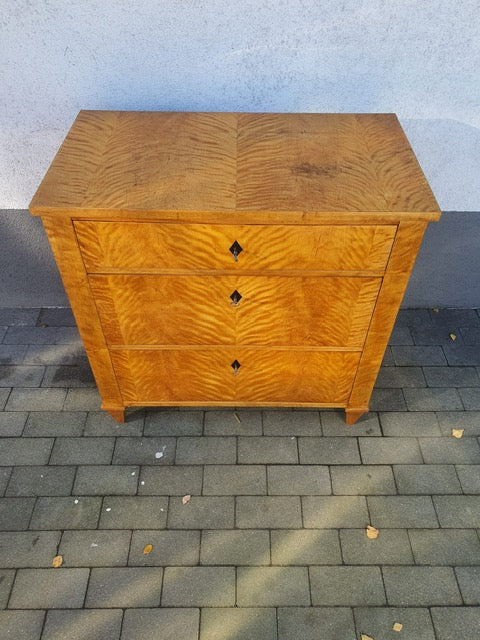 Kleine Biedermeierkommode in Birke um 1830