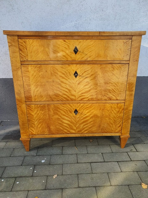 Kleine Biedermeierkommode in Birke um 1830