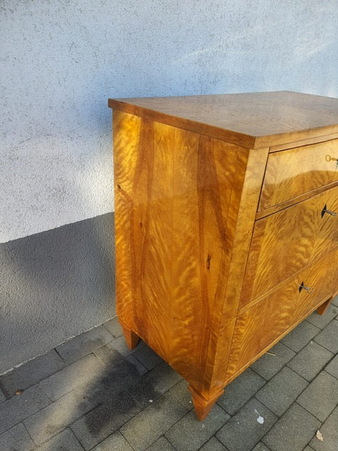 Kleine Biedermeierkommode in Birke um 1830