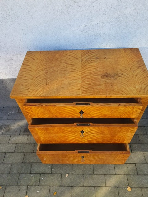 Kleine Biedermeierkommode in Birke um 1830