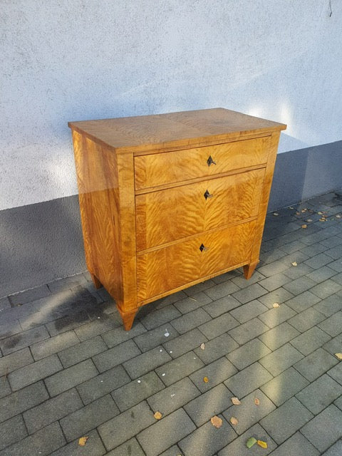 Kleine Biedermeierkommode in Birke um 1830