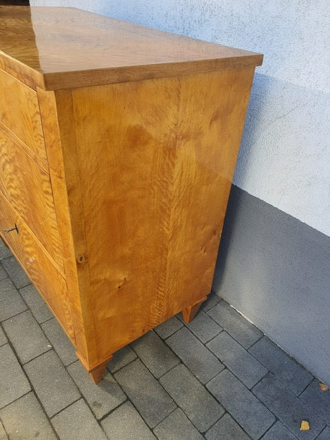 Kleine Biedermeierkommode in Birke um 1830