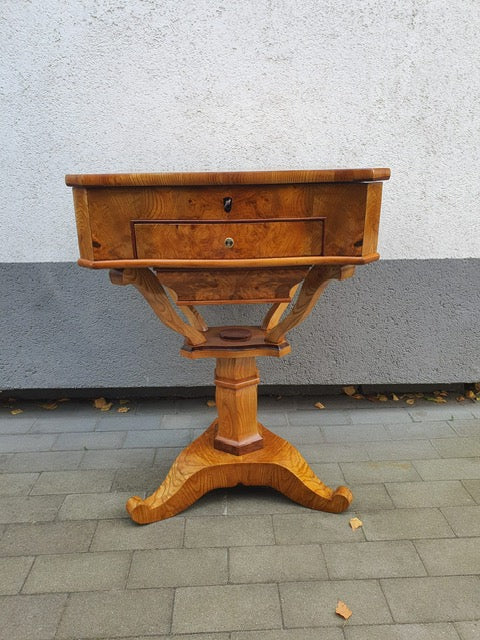 Seltener Biedermeier Beistelltisch Nähtisch in Esche um 1830