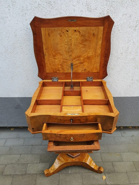 Seltener Biedermeier Beistelltisch Nähtisch in Esche um 1830