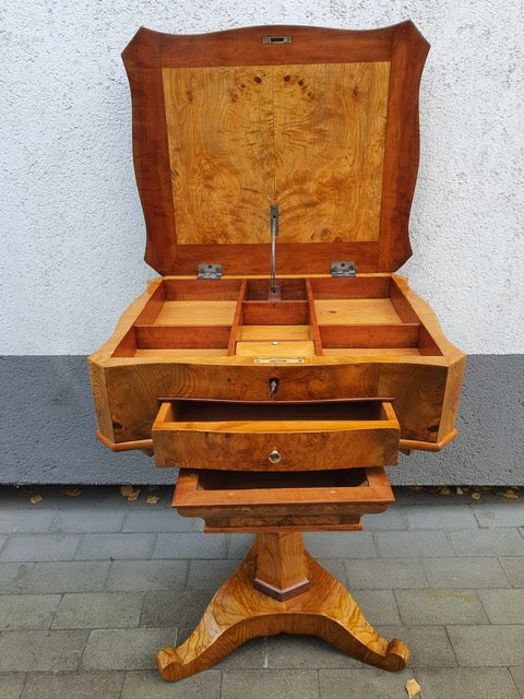 Seltener Biedermeier Beistelltisch Nähtisch in Esche um 1830