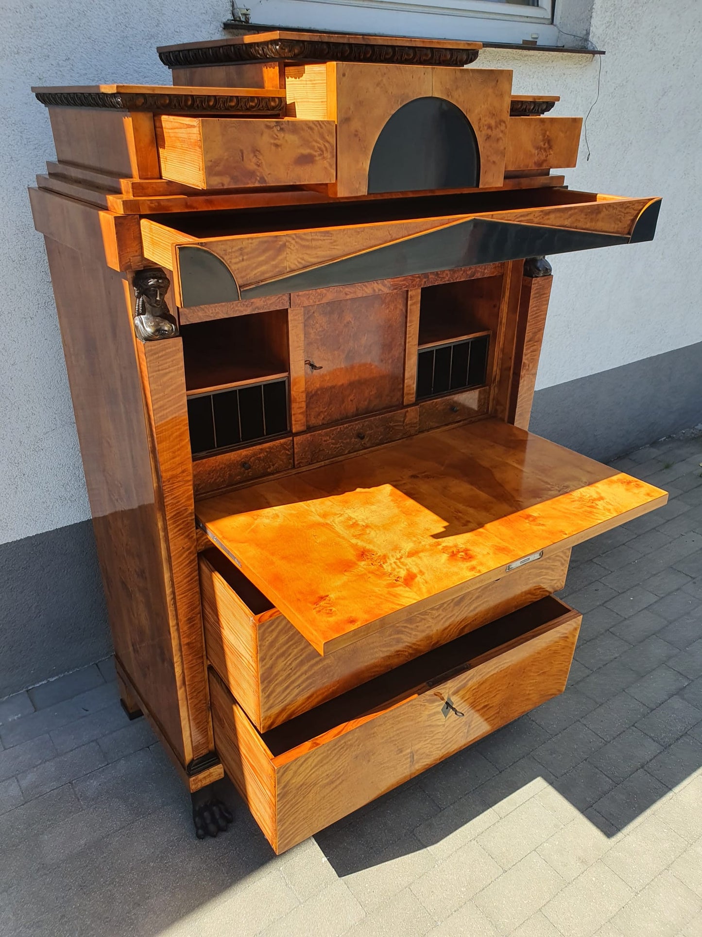 Höfischer Biedermeier Sekretär in Birke um 1815