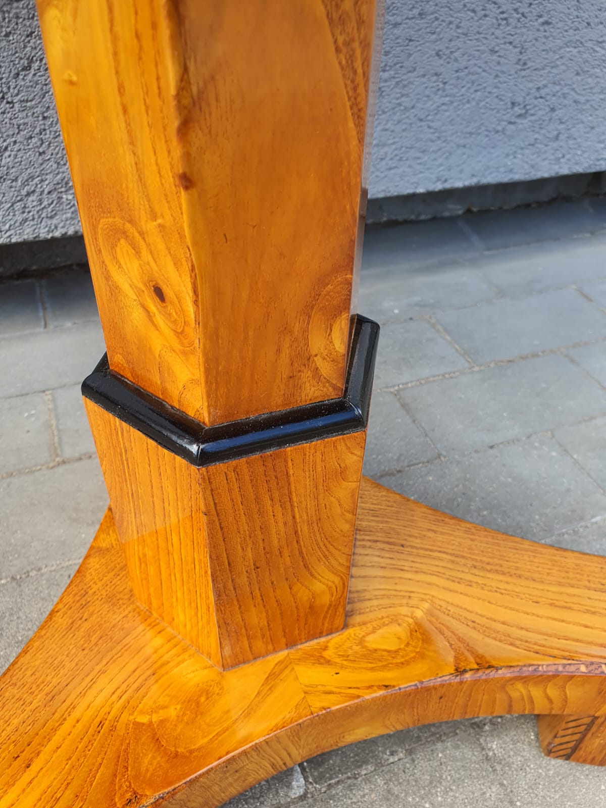 Biedermeier Beistelltisch in Esche um 1820
