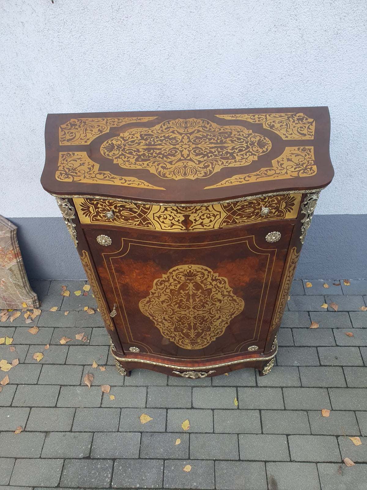 Halbschrank Napoleoen III Nussbaum 1. Hälfte des 20 Jh