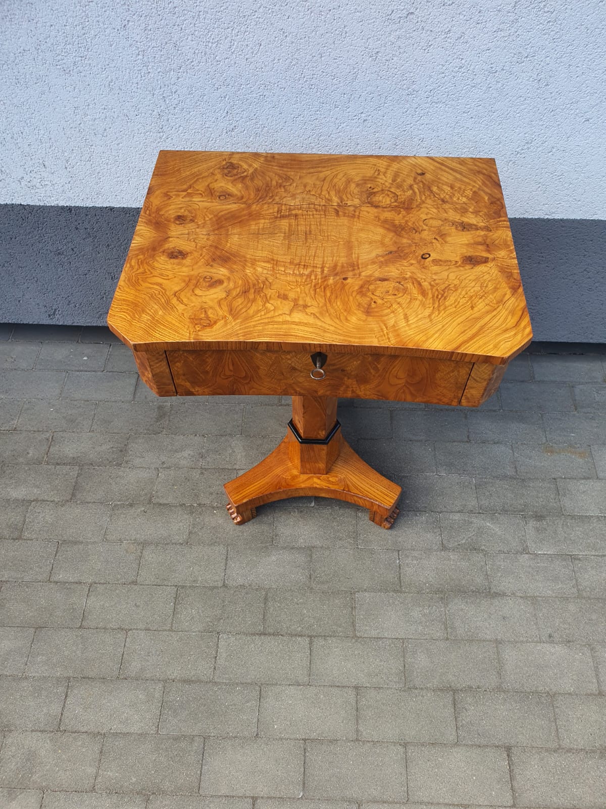 Biedermeier Beistelltisch in Esche um 1820