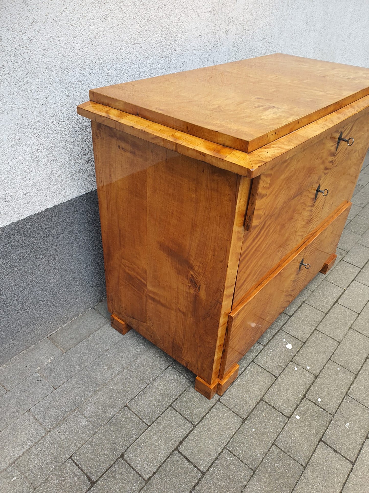 Biedermeierkommode in Birke um 1830