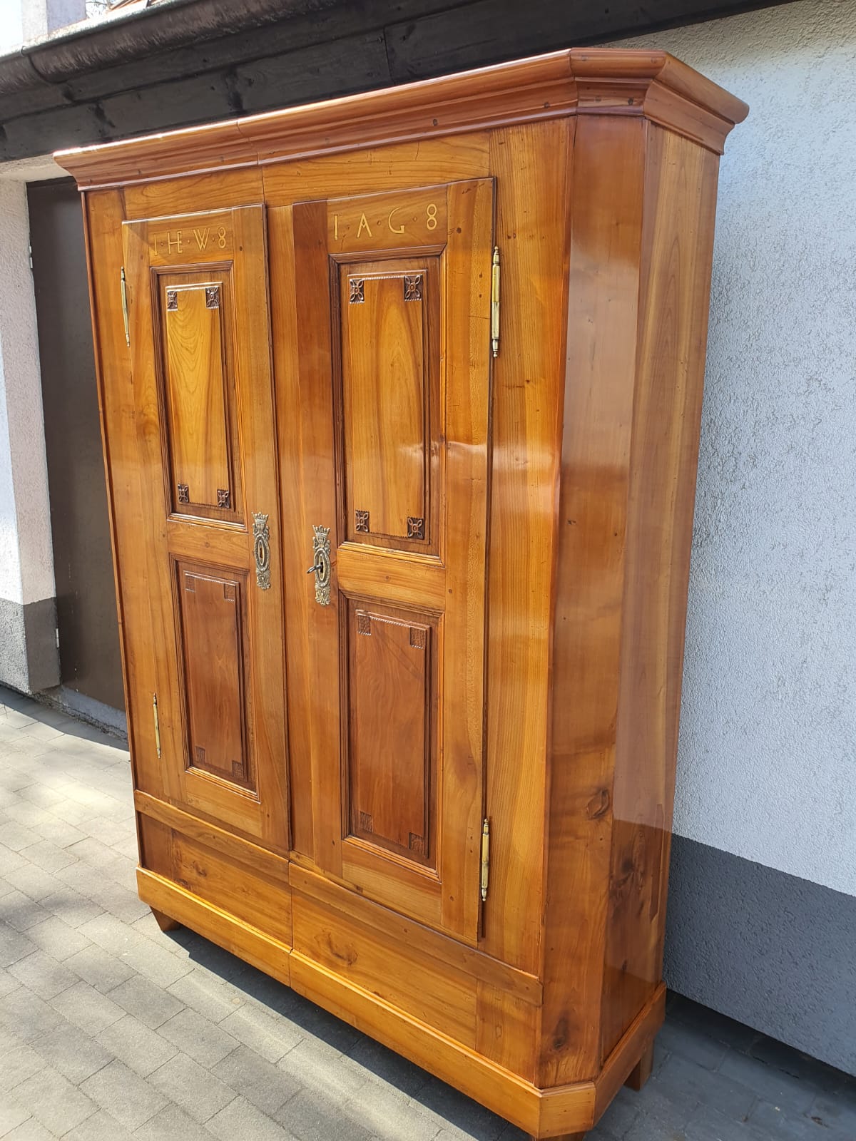 Biedermeier Kleiderschrank in Kirschbaum sign. 1818