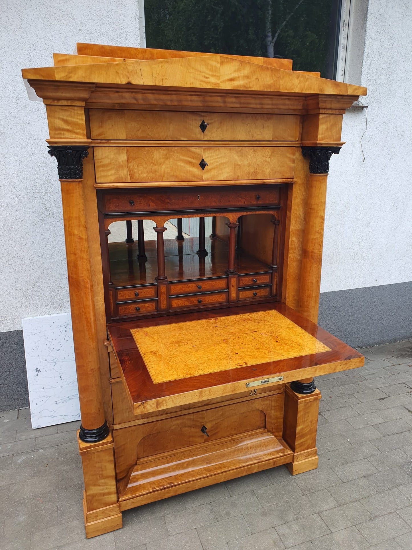 Biedermeier Sekretär mit Vollsäulen in Birke um 1820
